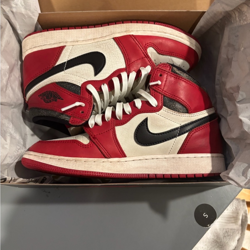 Nike Jordan 1 Retro High OG
Chicago re-Imagined 2022